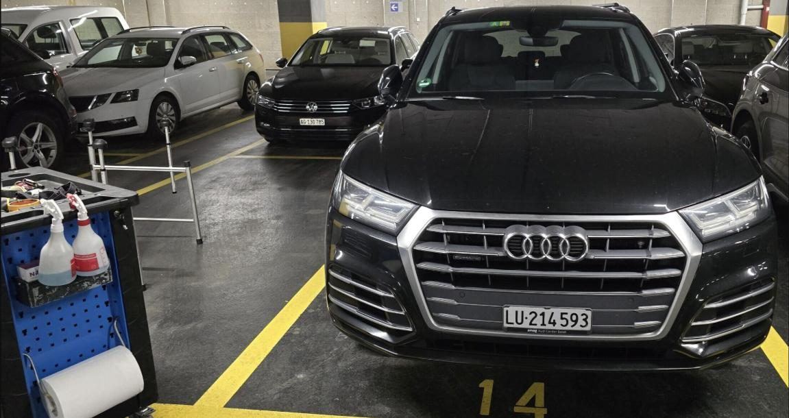 Audi Q5 at an installation station before the windscreen replacement by Steinschlag.ch