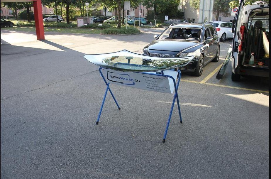 New windscreen on the mounting stand before mobile installation by Steinschlag.ch
